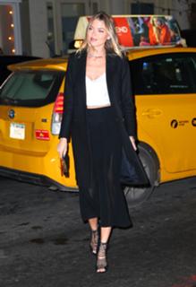 Martha Hunt feet photo thumbnail