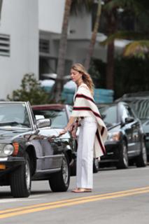 Martha Hunt feet photo thumbnail