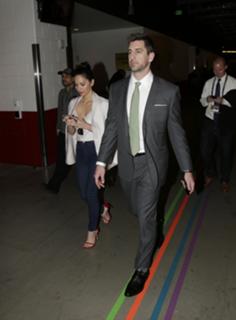 Olivia Munn feet photo thumbnail