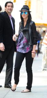 Katy Perry feet photo thumbnail