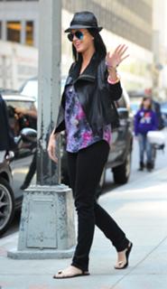 Katy Perry feet photo thumbnail