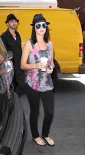 Katy Perry feet photo thumbnail