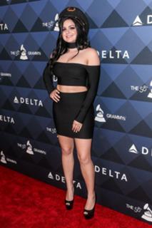 Ariel Winter feet photo thumbnail