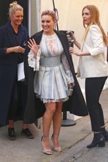 Hilary Duff feet photo thumbnail