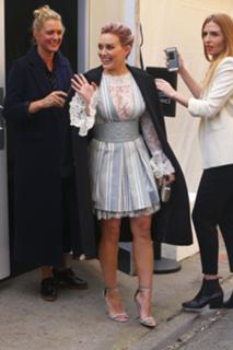Hilary Duff feet photo thumbnail