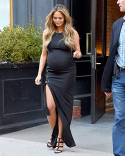 Chrissy Teigen feet photo thumbnail