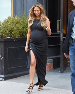 Chrissy Teigen feet photo thumbnail