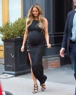 Chrissy Teigen feet photo thumbnail