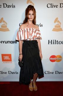 Lana Del Rey feet photo thumbnail
