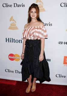 Lana Del Rey feet photo thumbnail