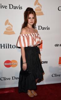 Lana Del Rey feet photo thumbnail