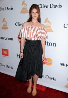 Lana Del Rey feet photo thumbnail