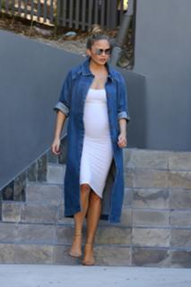 Chrissy Teigen feet photo thumbnail