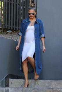 Chrissy Teigen feet photo thumbnail