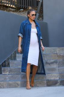 Chrissy Teigen feet photo thumbnail