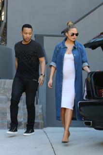 Chrissy Teigen feet photo thumbnail