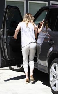 Hilary Duff feet photo thumbnail
