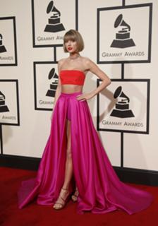 Taylor Swift feet photo thumbnail