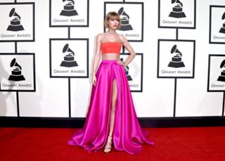 Taylor Swift feet photo thumbnail