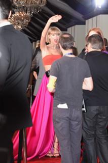 Taylor Swift feet photo thumbnail
