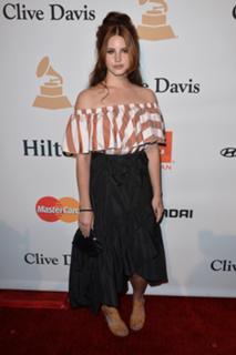Lana Del Rey feet photo thumbnail