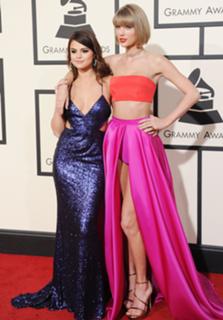 Taylor Swift feet photo thumbnail