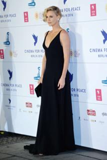 Charlize Theron feet photo thumbnail
