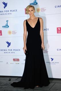 Charlize Theron feet photo thumbnail