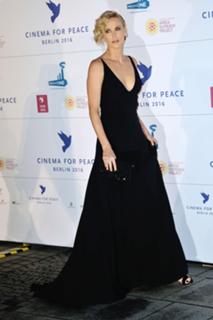 Charlize Theron feet photo thumbnail
