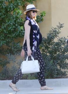 Anne Hathaway feet photo thumbnail