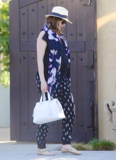 Anne Hathaway feet photo thumbnail