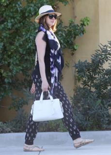 Anne Hathaway feet photo thumbnail
