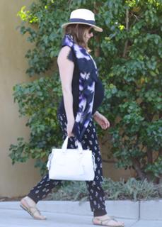 Anne Hathaway feet photo thumbnail