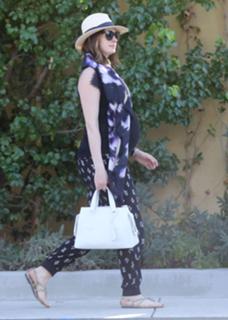 Anne Hathaway feet photo thumbnail