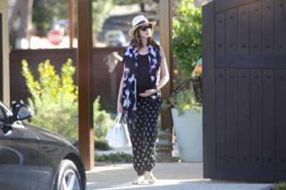 Anne Hathaway feet photo thumbnail
