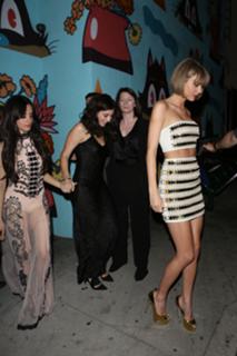 Taylor Swift feet photo thumbnail