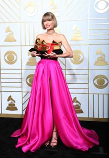Taylor Swift feet photo thumbnail