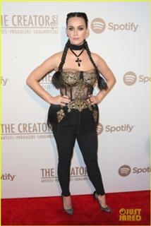 Katy Perry feet photo thumbnail