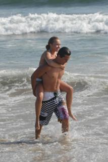 Hayden Panettiere feet photo thumbnail
