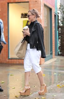 Hilary Duff feet photo thumbnail