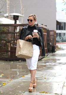 Hilary Duff feet photo thumbnail