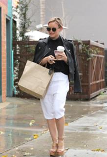 Hilary Duff feet photo thumbnail