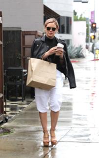 Hilary Duff feet photo thumbnail