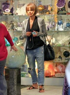 Halle Berry feet photo thumbnail