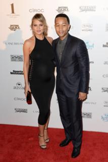 Chrissy Teigen feet photo thumbnail