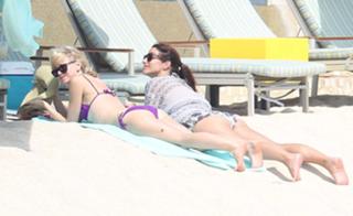 Naomi Watts feet photo thumbnail