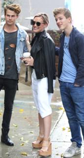 Hilary Duff feet photo thumbnail