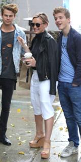 Hilary Duff feet photo thumbnail