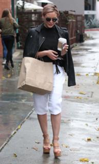 Hilary Duff feet photo thumbnail