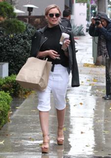 Hilary Duff feet photo thumbnail